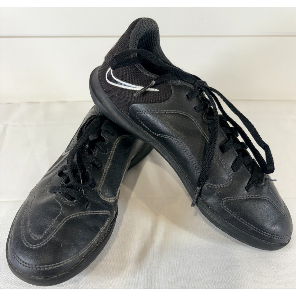 Youth NIKE TIEMPO Black Low Top Lace Up Indoor Soccer shoes. US Size 3Y